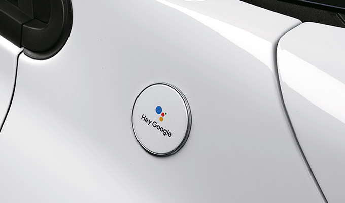 Il badge “Hey Google” sul fianco